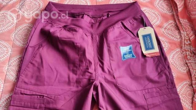 Traje clínico burdeo