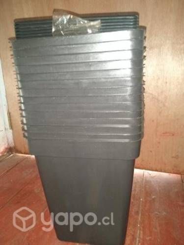 Maceteros con sus bandejas