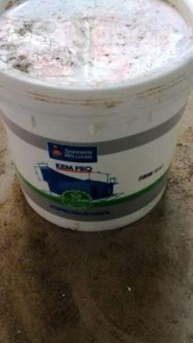 Tineta de pintura nueva