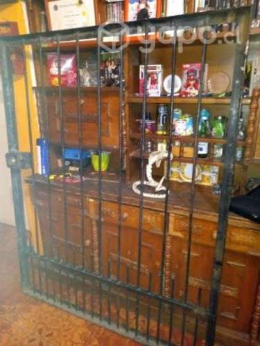 Reja con portón de fierro