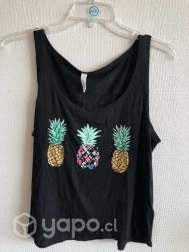 Polera negra opposite