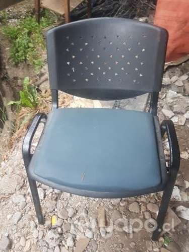 Sillas muy firmes en 20 cada una son como 20