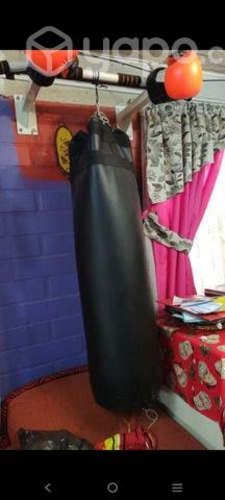 Saco de boxeo más guantes