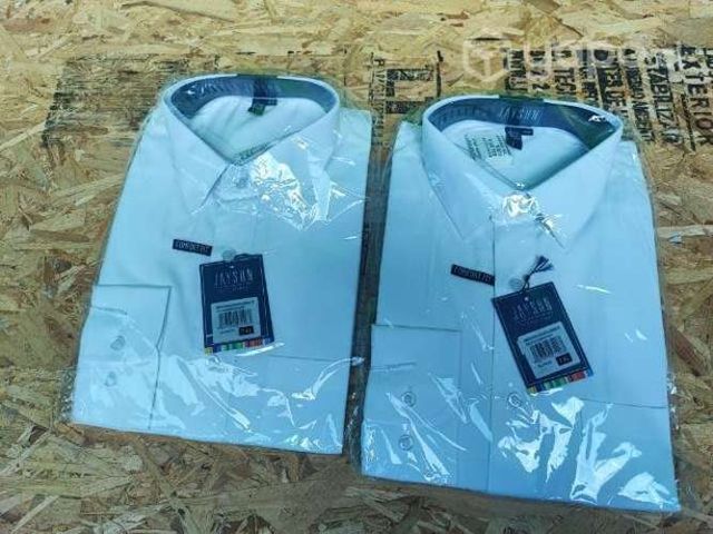 Camisas blancas nuevas selladas