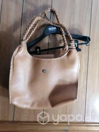 Cartera y chaquetas de cuero