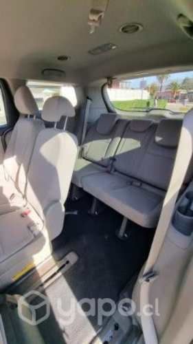 Vendo van kia grand carnival 8 pasajeros