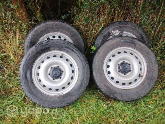 O llantas originales Toyota Hilux con neumátic