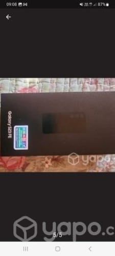 Celular y gorras nuevas