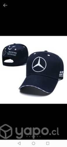 Celular y gorras nuevas