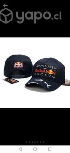 Celular y gorras nuevas