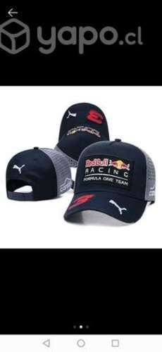 Celular y gorras nuevas