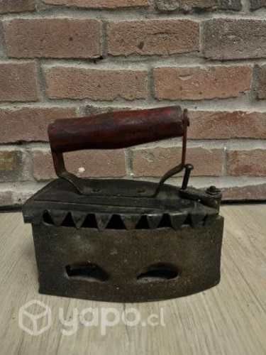 Plancha antigua de fierro Mango es de madera. Me