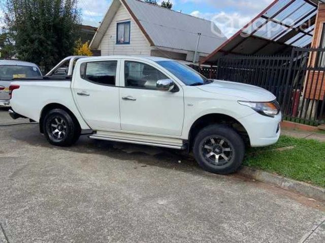 Camioneta 4X2 Mitsubishi L200