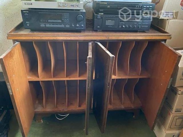 Fino mueble para discos de nogal