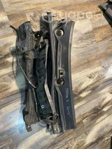 Rejilla torpedo Mazda 2 año 2012