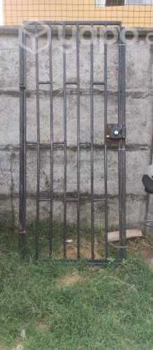 Marco y puerta de fierro