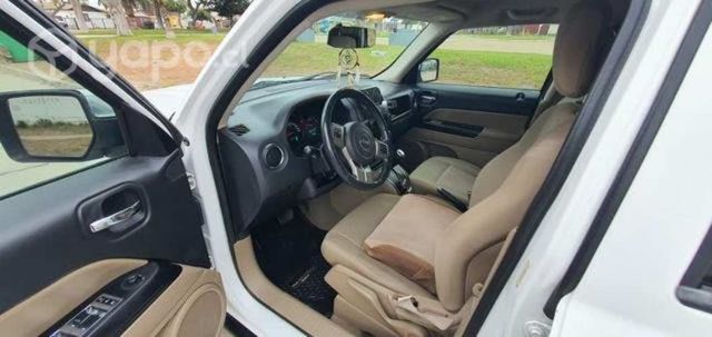 Jeep Patriot 2012 4x4 Blanco y Beige