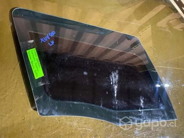 Vidrio original tapabarro tras izq XUV500 2015
