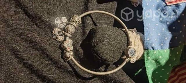 Pulsera más charms de plata modelo rígido 21 centí