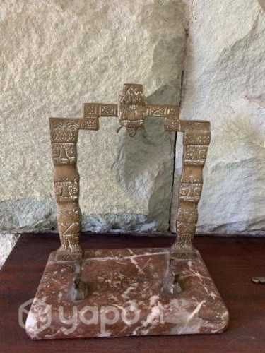 Adorno antiguo de bronce labrado y base de Marmo