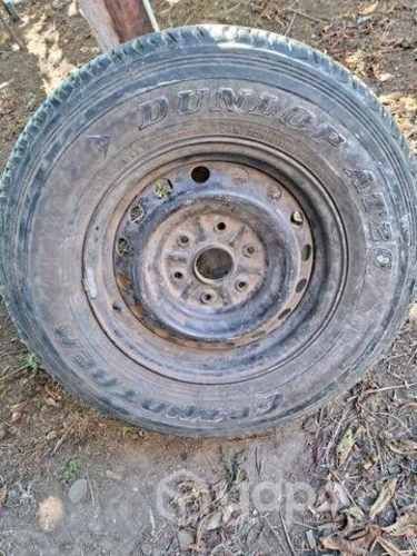 Neumático con llanta casi nuevo