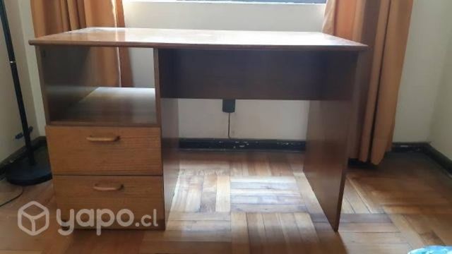 Escritorio de madera, amplio y cómodo