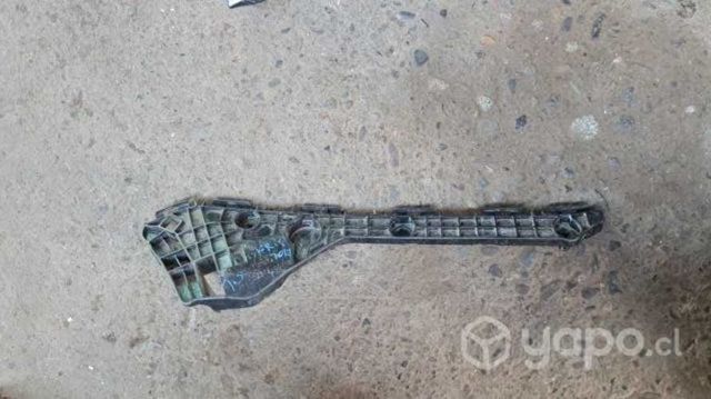Mensula trasera izquierda toyota yaris 2014-2015