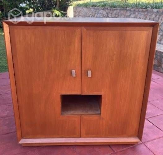 Mueble de madera con puerta y divisiones Buen est