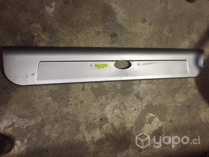 Moldura inferior portalon Mahindra Scorpio 2012