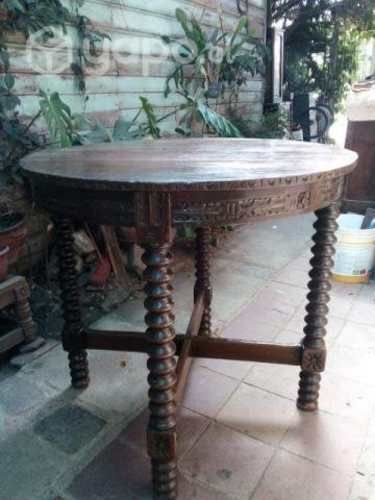 Mesa redonda con patas torneadas