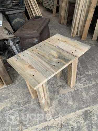 Mesa chica rustica de madera pino solida reciclada