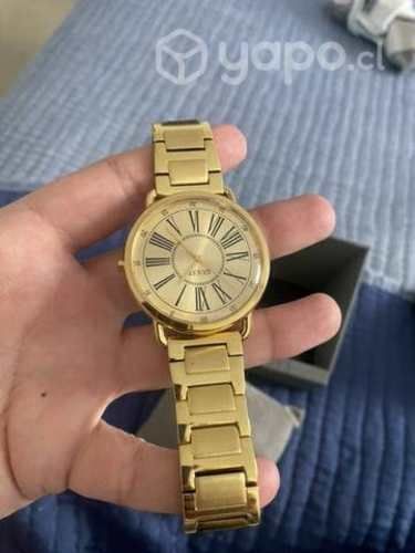 Reloj dorado Guess