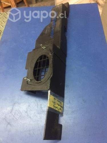 Moldura derecha frontal radiador Mahindra Pick Up