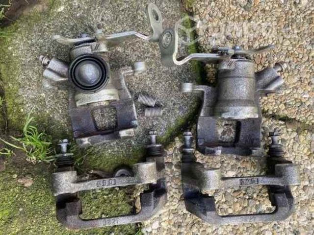 Calipers traseros reparados del mazda 6