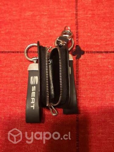 Vendo llaveros y estuche marca seat