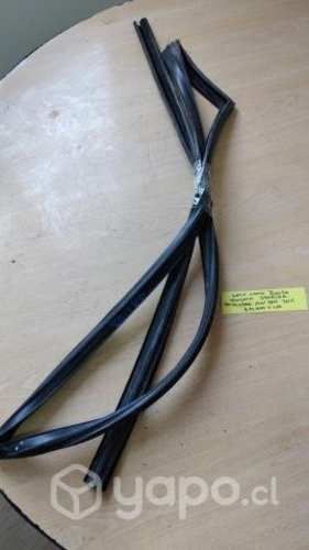 Goma vidrio puerta trasera derecha Mahindra XUV500