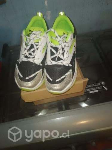 Buzo cortaviento talla L y zapatillas