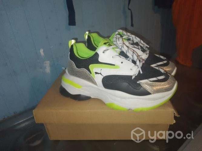 Buzo cortaviento talla L y zapatillas