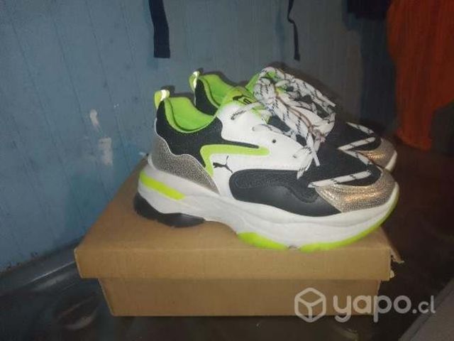 Buzo cortaviento talla L y zapatillas