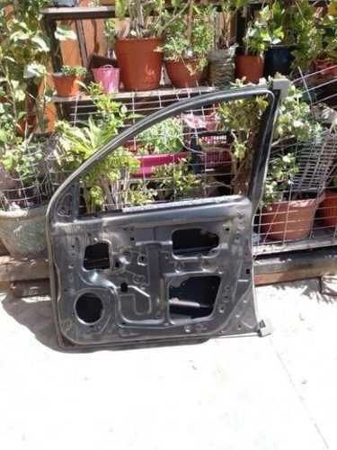 Puerta delantera derecha Nissan march ( nueva)