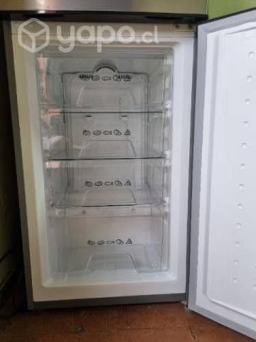 Refrigerador congelador con dispensador de agua