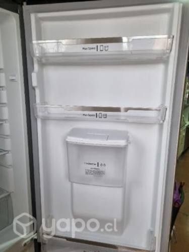 Refrigerador congelador con dispensador de agua
