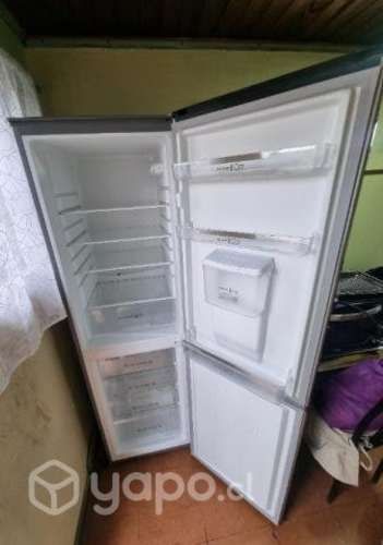 Refrigerador congelador con dispensador de agua