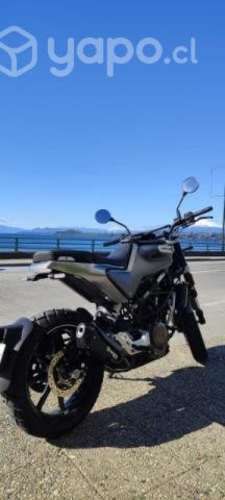 Motocicleta marca Husqvarna, modelo Svartpilen