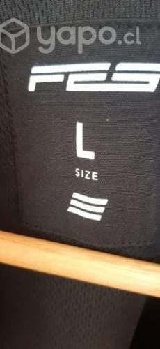 Poleras y chaqueta sin manga