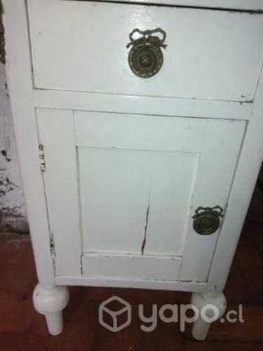 Antiguo velador con cubierta de marmol