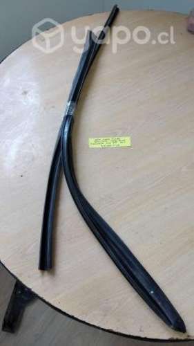 Goma vidrio puerta del izq Mahindra XUV500 2015