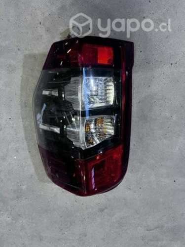 Foco trasero derecho l200