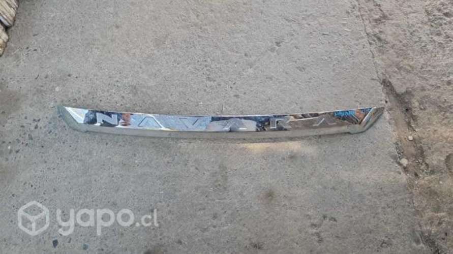 Bisel capot nissan np original