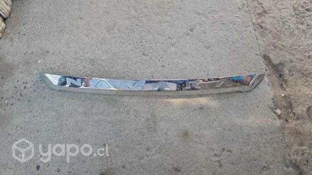 Bisel capot nissan np original